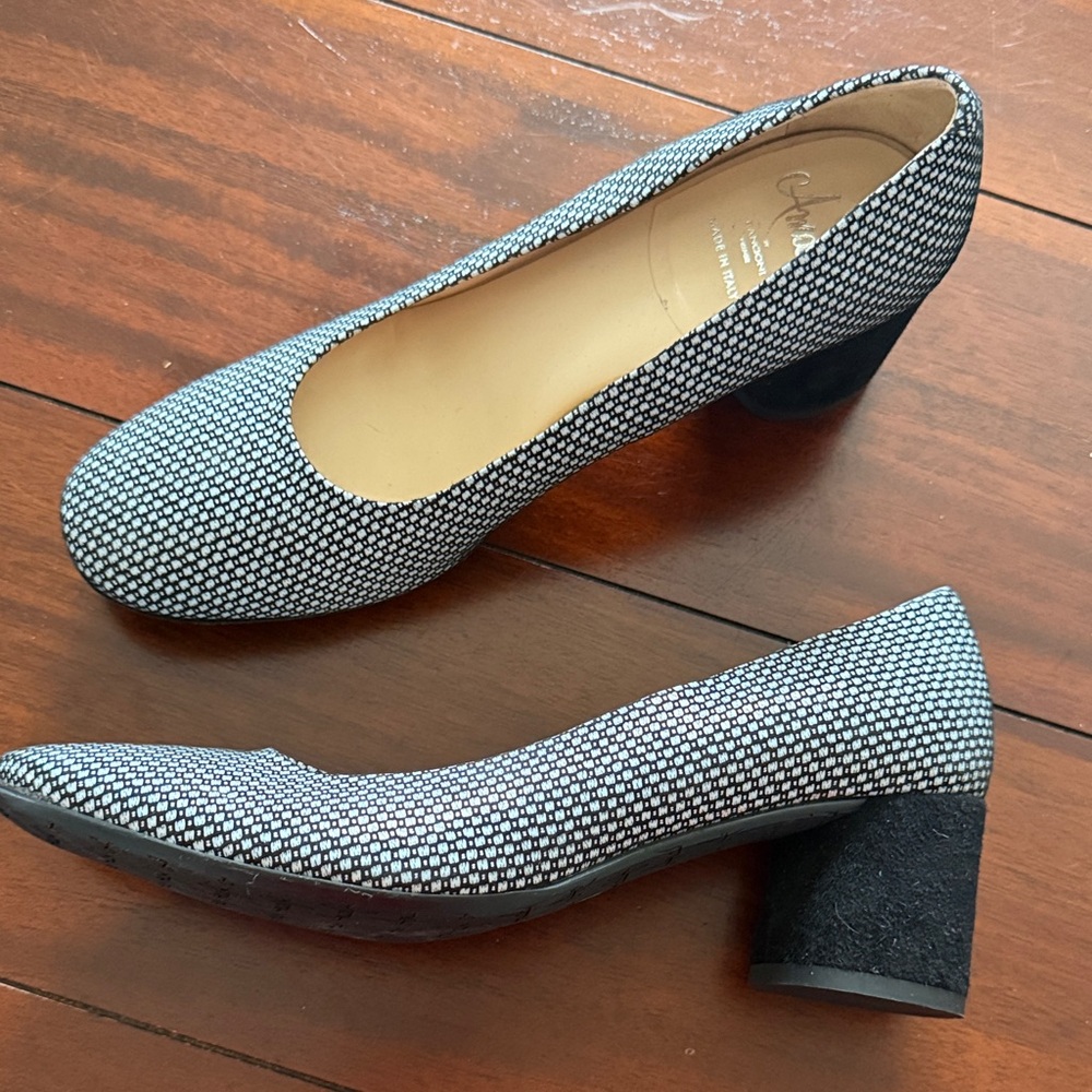 Amalfi Rosetta Pump NWOB Size 8 Narrow. Stunning!